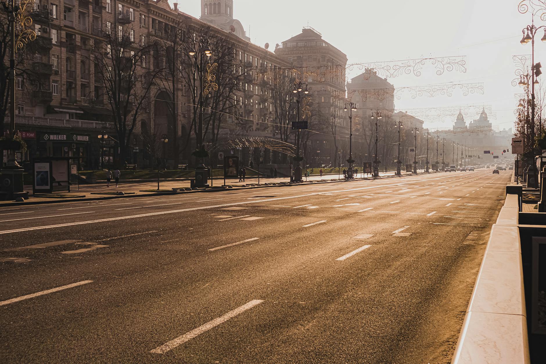 Poranna ulica w Kijowie z zabytkowymi kamienicami o wschodzie słońca
