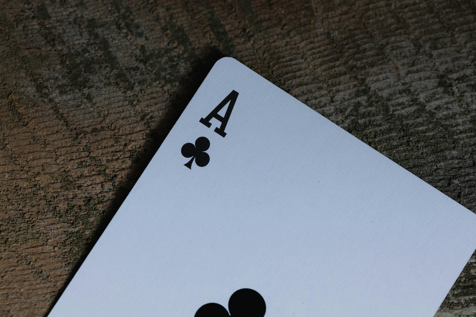 As pik na drewnianym tle w klasycznej talii kart