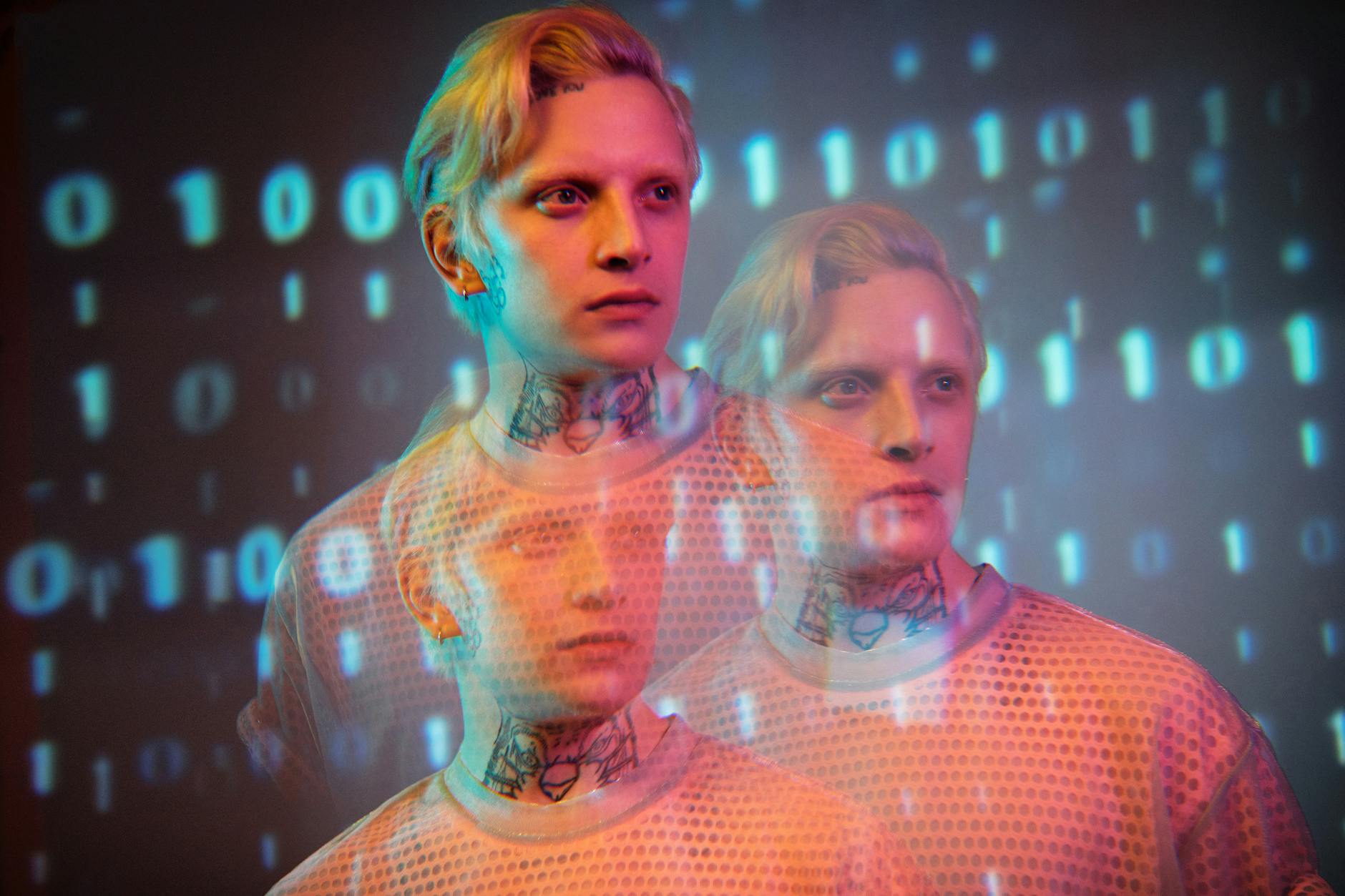 Portret mężczyzny z cyfrową nakładką binarną w nowoczesnym stylu