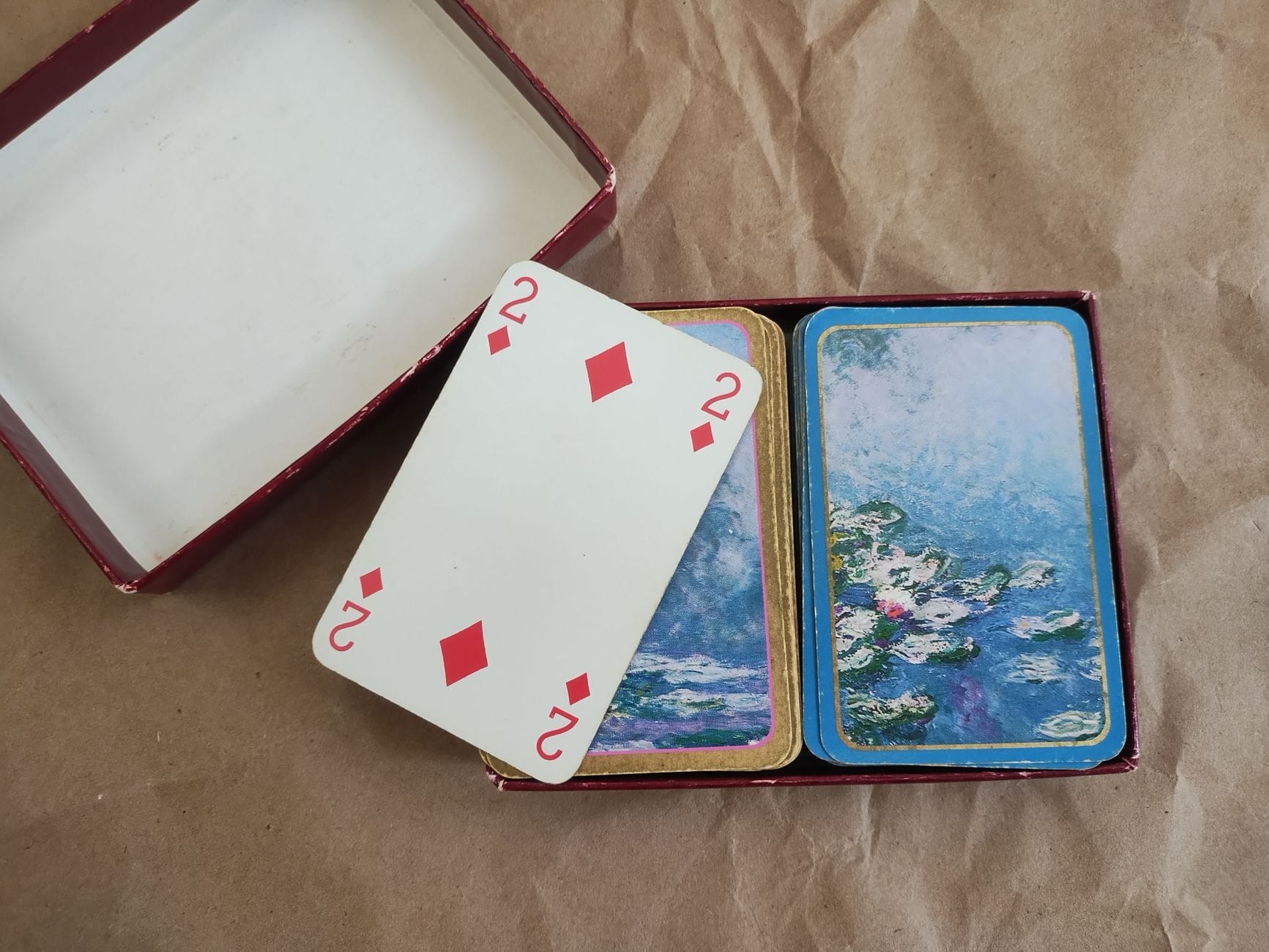Zbliżenie na vintage karty do gry na rustykalnym papierowym tle Zbliżenie na vintage karty do gry na rustykalnym papierowym tle