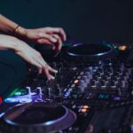 Jaki gatunek muzyki klubowej może Ci pasować? pexels-neosiam-11816397