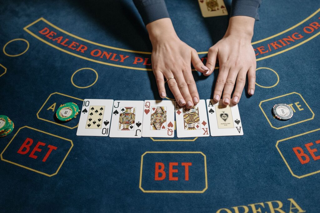Jak grać w Blackjacka w domu: zasady rozdawania, split i ubezpieczenie