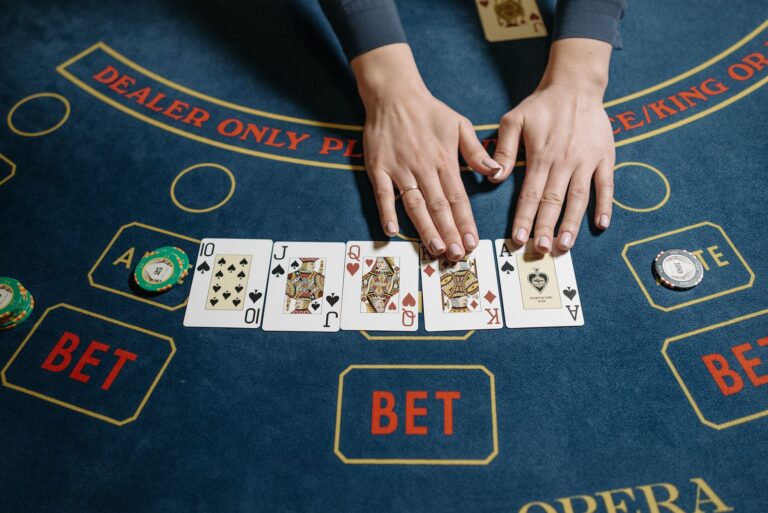 Jak grać w Blackjacka w domu: zasady rozdawania, split i ubezpieczenie